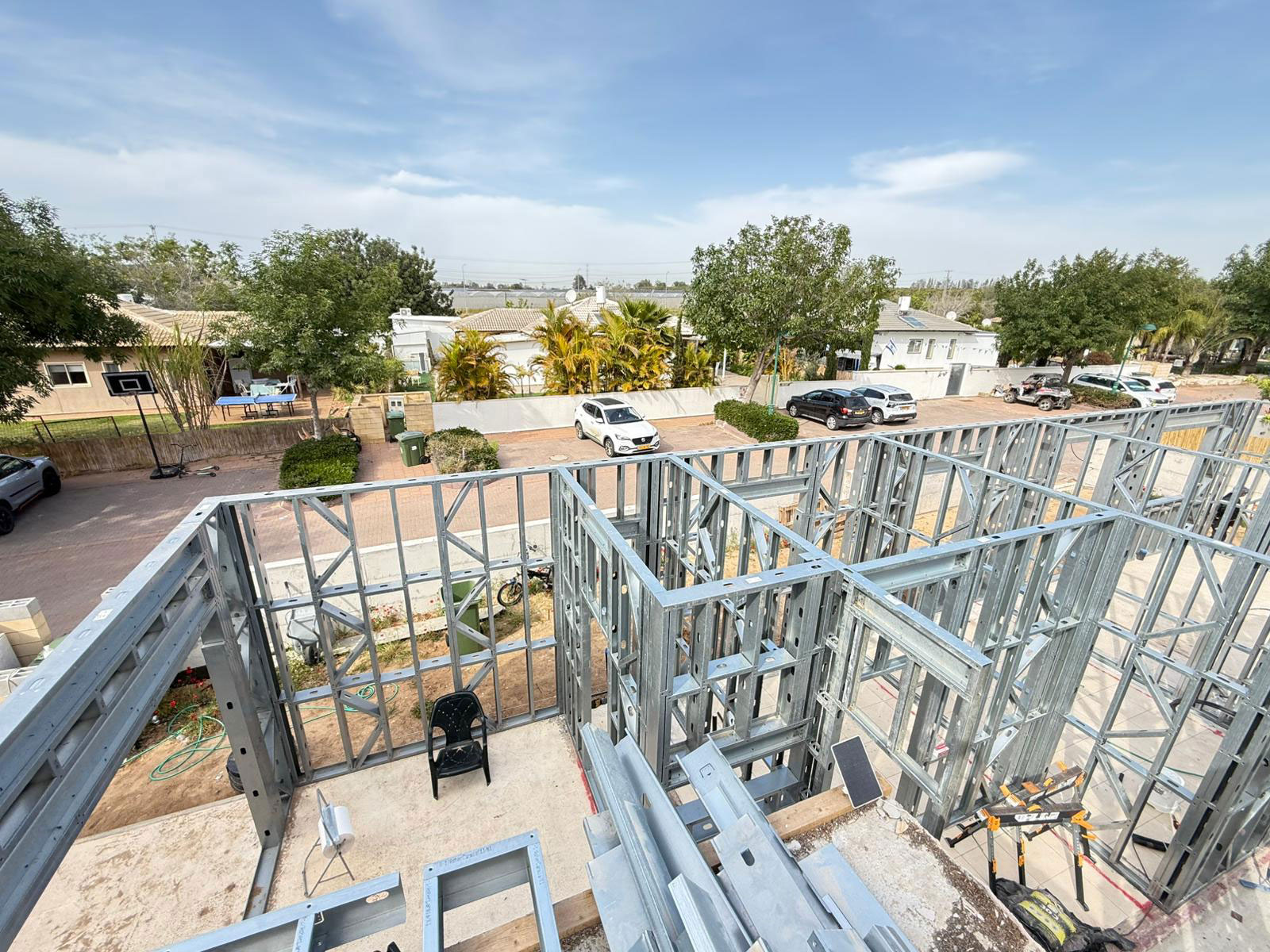 מבט על מחיצות הפנים והתקדמות השלד בפרויקט כרמיה