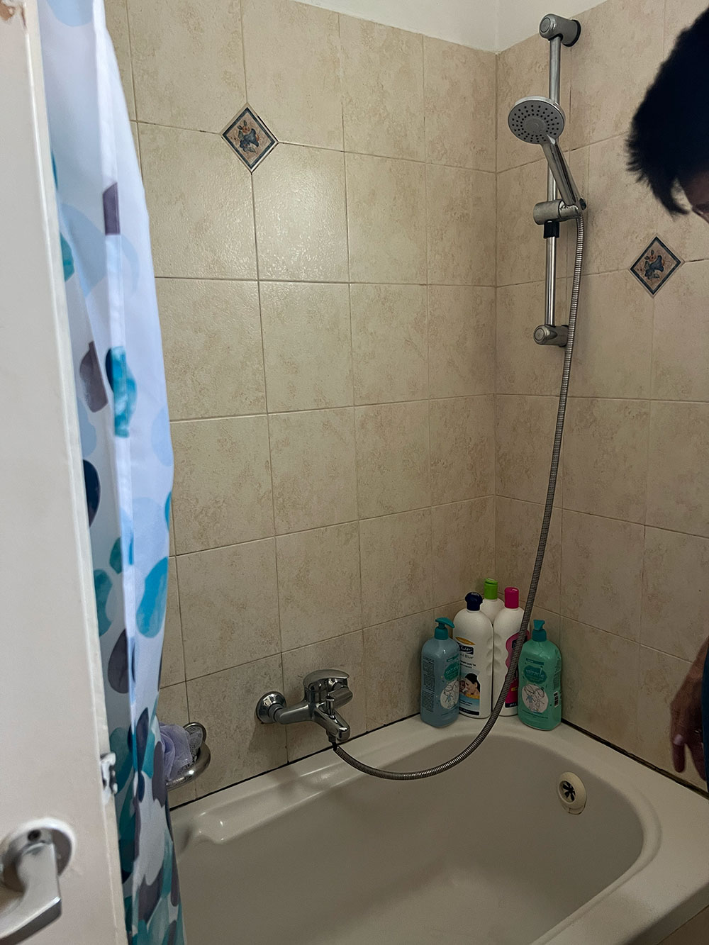 לפני - אזור האמבטיה והמקלחת בחדר הרחצה של הנכדים לפני השיפוץ